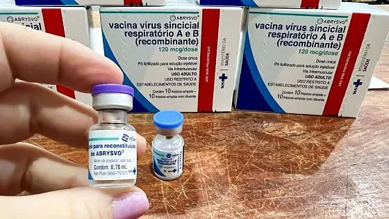Secom/VG. A vacina é aplicada em dose única e indicada para gestantes a partir da 28ª semana de gestação (sete meses).