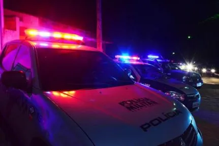 Homem agride companheira com cabo de vassoura em Lucas